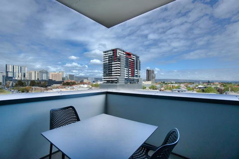 Serene Stay - 1BR Apt With Pool, Gym, Steam, Sauna - Accommodation Gladstone 3