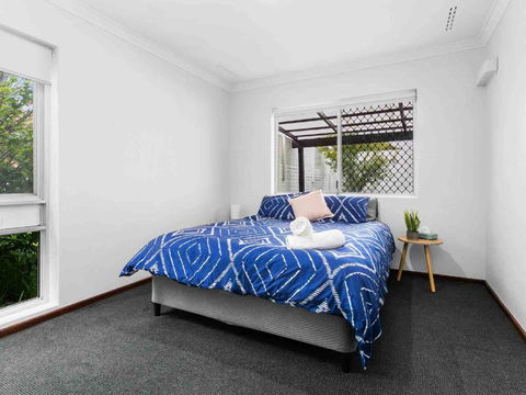 Serene Stay 2br, Sleeps 4, River & Beach Close - Accommodation Gladstone 2
