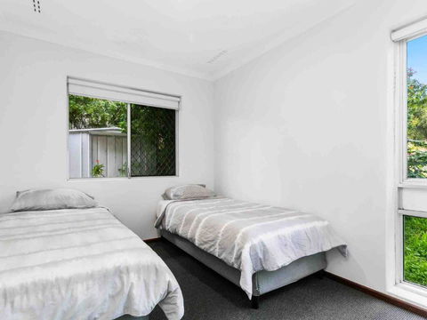 Serene Stay 2br, Sleeps 4, River & Beach Close - Accommodation Gladstone 3