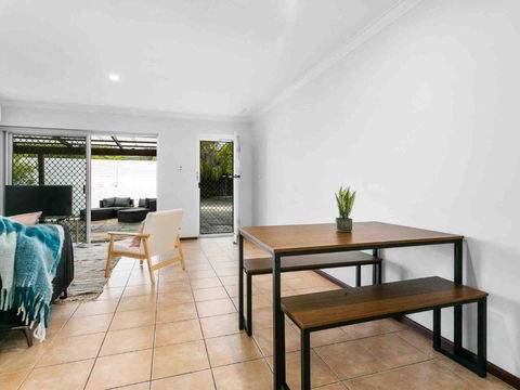 Serene Stay 2br, Sleeps 4, River & Beach Close - Accommodation Gladstone 1