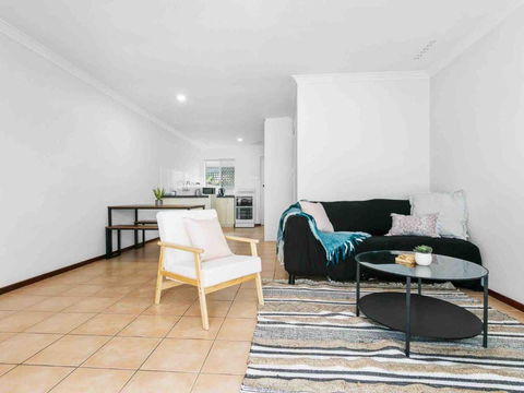 Serene Stay 2br, Sleeps 4, River & Beach Close - Accommodation Gladstone 0