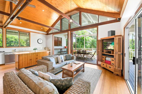 Serenity - Mudjimba - Pet Friendly Holiday Home - Accommodation Gladstone 1