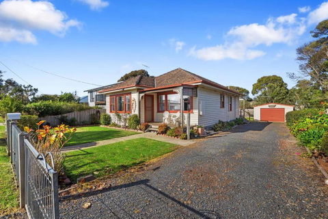 Settle In Retro Cottage, Cowes - Accommodation Gladstone 2