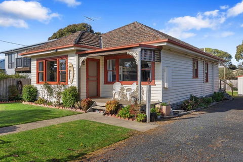 Settle In Retro Cottage, Cowes - Accommodation Gladstone 3