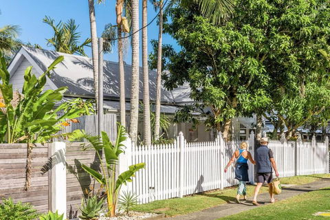 Shirley Beach House, Right In Heart Of Byron Bay, Walking Distance To Town And Most Famous Beaches - Accommodation Gladstone 2