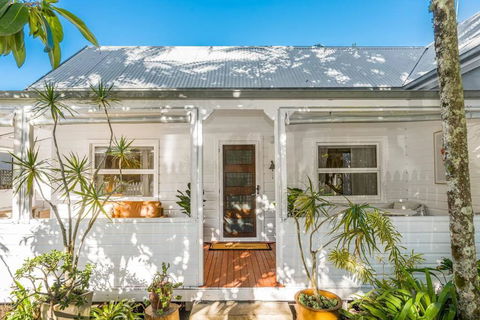 Shirley Beach House, Right In Heart Of Byron Bay, Walking Distance To Town And Most Famous Beaches - Accommodation Gladstone 1