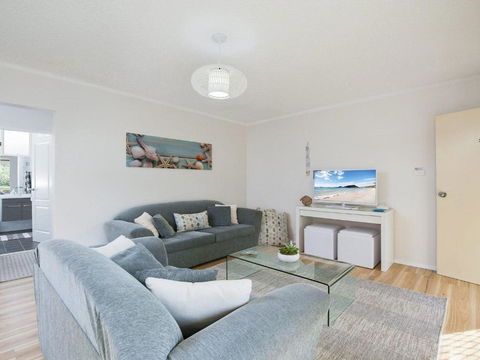 Shoal Court 2 Fabulous Location With Water Views - Accommodation Gladstone 1