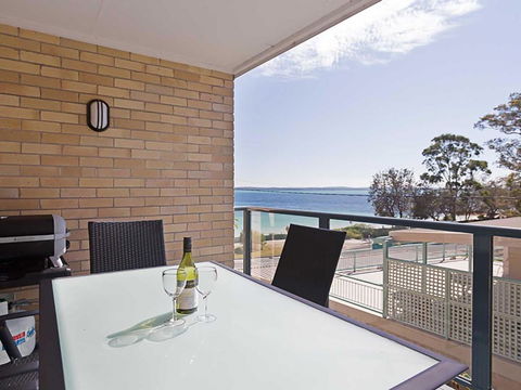 Shoreline, 4,7 Victoria Parade - Views Over Fly Point And Close To Nelson Bay Marina - Accommodation Gladstone 0