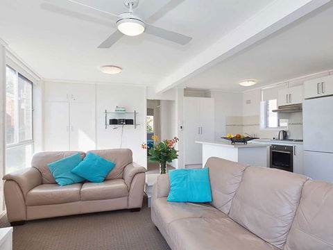 Shoreline, 4,7 Victoria Parade - Views Over Fly Point And Close To Nelson Bay Marina - Accommodation Gladstone 3