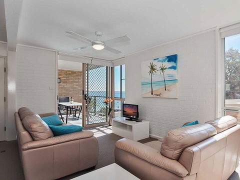 Shoreline, 4,7 Victoria Parade - Views Over Fly Point And Close To Nelson Bay Marina - Accommodation Gladstone 2