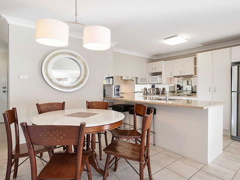 Skyline, 6,12 Thurlow Avenue - Unit With Stunning Views, Aircon And Wi-fi - Accommodation Gladstone 2