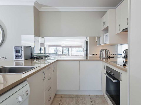 Skyline, 6,12 Thurlow Avenue - Unit With Stunning Views, Aircon And Wi-fi - Accommodation Gladstone 3