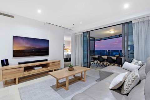 SOUL APARTMENT OCEAN VIEWS - From Level 16 And Up - Self Contained & Privately Managed - Accommodation Gladstone 3