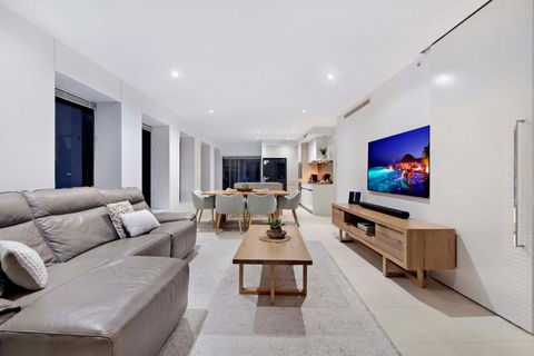 SOUL APARTMENT OCEAN VIEWS - From Level 16 And Up - Self Contained & Privately Managed - Accommodation Gladstone 2