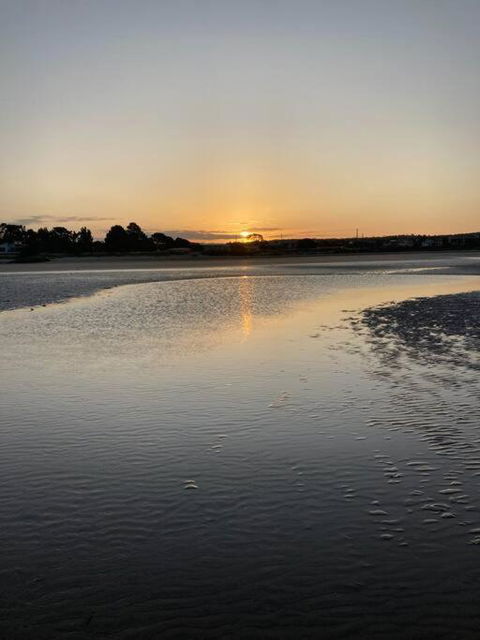 Shore Beats Working - Accommodation Gladstone 0
