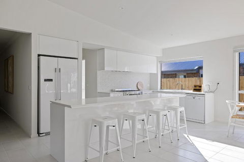 Shore To Please By Ready Set Stay - BYO LINEN & TOWELS - Accommodation Gladstone 3