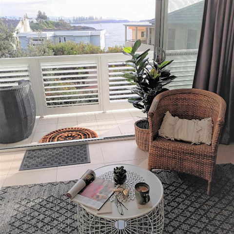 Shutters By The Sea-Waterfront-Private-Ocean Views - Accommodation Gladstone 2