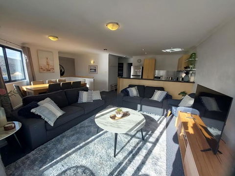 Silvertrees 3 - Accommodation Gladstone 3