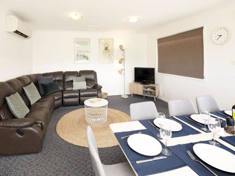 Silvertrees 5 - Central 3BR Townhouse L Lake Views L Spa L BBQ L WiFi - Accommodation Gladstone 1