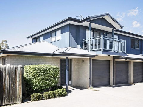 Silvertrees 5 - Central 3BR Townhouse L Lake Views L Spa L BBQ L WiFi - Accommodation Gladstone 0