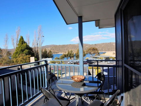 Silvertrees 5 - Central 3BR Townhouse L Lake Views L Spa L BBQ L WiFi - Accommodation Gladstone 2