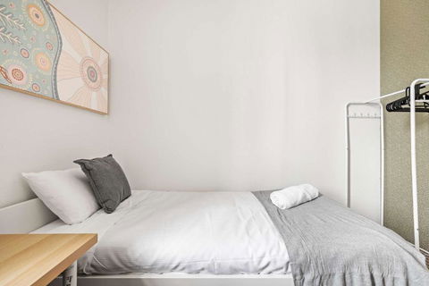 Single Room - Private Spot In Kingsford - Convenient Location - Shared Bathroom - Accommodation Gladstone 1