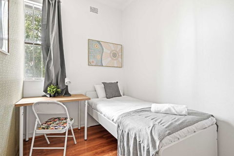 Single Room - Private Spot In Kingsford - Convenient Location - Shared Bathroom - Accommodation Gladstone 0