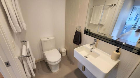 Sky-high South Yarra Luxury 2 Bed Sleeping Up To 4 - Accommodation Gladstone 1