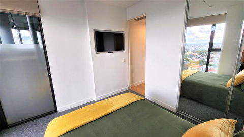 Sky-high South Yarra Luxury 2 Bed Sleeping Up To 4 - Accommodation Gladstone 3