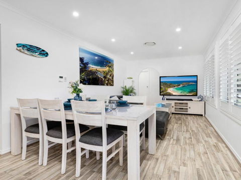 Skyes Beach House - The Entertainer - Pet Friendly - Accommodation Gladstone 3