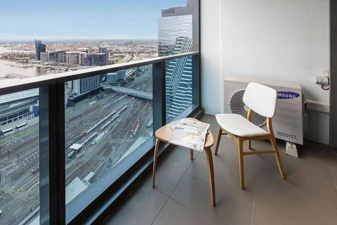 Skyline Panorama In Melbourne CBD With Parking - Accommodation Gladstone 1