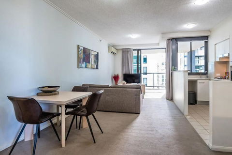 Skyline Sanctuary 1BR Apartment With River Views - Accommodation Gladstone 1
