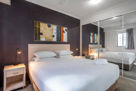 Skyline Sanctuary 1BR Apartment With River Views - Accommodation Gladstone 3