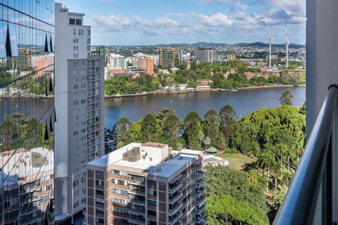 Skyline Sanctuary 1BR Apartment With River Views - Accommodation Gladstone 0