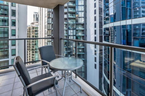 Skyline Sanctuary 1BR Apartment With River Views - Accommodation Gladstone 2
