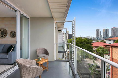 Sleek Apartment With Pool And Rooftop Terrace - Accommodation Gladstone 1