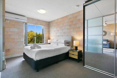 Sleek Apartment With Pool And Rooftop Terrace - Accommodation Gladstone 3