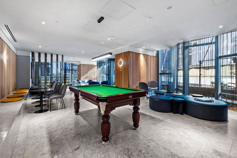 Sleek Stylish CBD, Heated Pool, Gym, Sauna, Steam - Accommodation Gladstone 0
