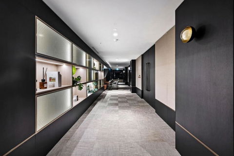 Sleek Stylish CBD, Heated Pool, Gym, Sauna, Steam - Accommodation Gladstone 1