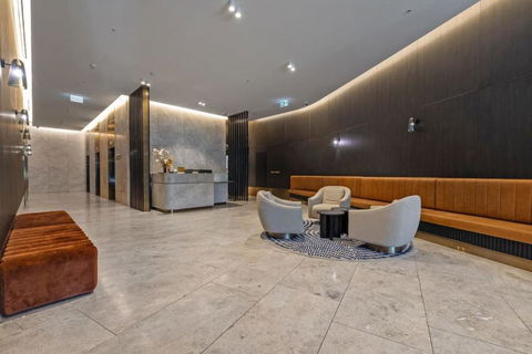Sleek Stylish CBD, Heated Pool, Gym, Sauna, Steam - Accommodation Gladstone 2