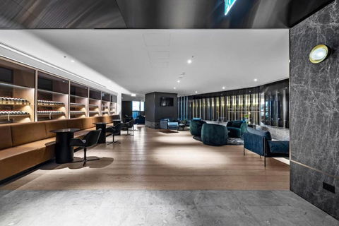 Sleek Stylish CBD, Heated Pool, Gym, Sauna, Steam - Accommodation Gladstone 3