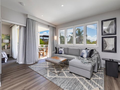 Sleek, Modern And Comfortable On Hastings Street - Accommodation Gladstone 0