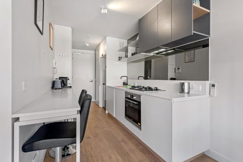 Sleek South Melbourne Pad 1-Bed By Albert Park - Accommodation Gladstone 1