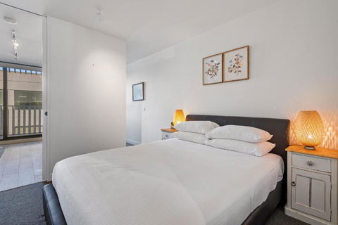 Sleek South Melbourne Pad 1-Bed By Albert Park - Accommodation Gladstone 2