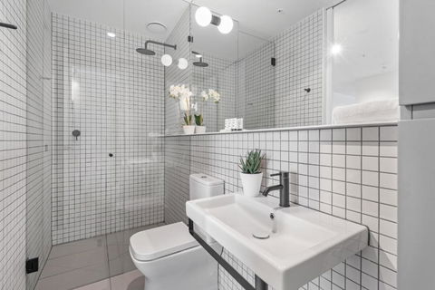 Sleek South Melbourne Pad 1-Bed By Albert Park - Accommodation Gladstone 3