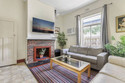 Spacious Urban Delight In Coburg - Accommodation Gladstone 1