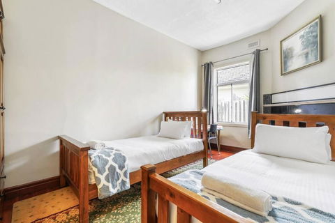 Spacious Urban Delight In Coburg - Accommodation Gladstone 3