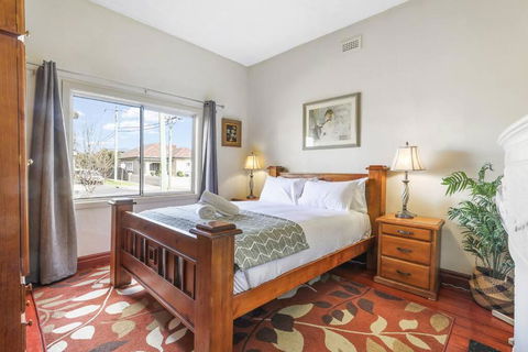 Spacious Urban Delight In Coburg - Accommodation Gladstone 2