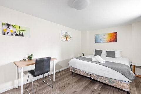 Spacious King Studio Room - Nearby Station & Shops - Located At Carramar - Accommodation Gladstone 3
