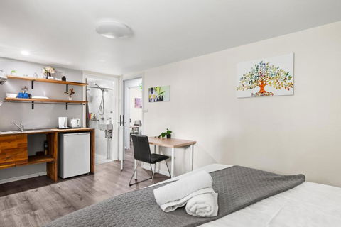 Spacious King Studio Room - Nearby Station & Shops - Located At Carramar - Accommodation Gladstone 1